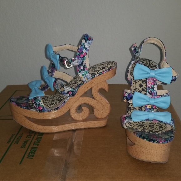 Shoes - Picture 1 of 3